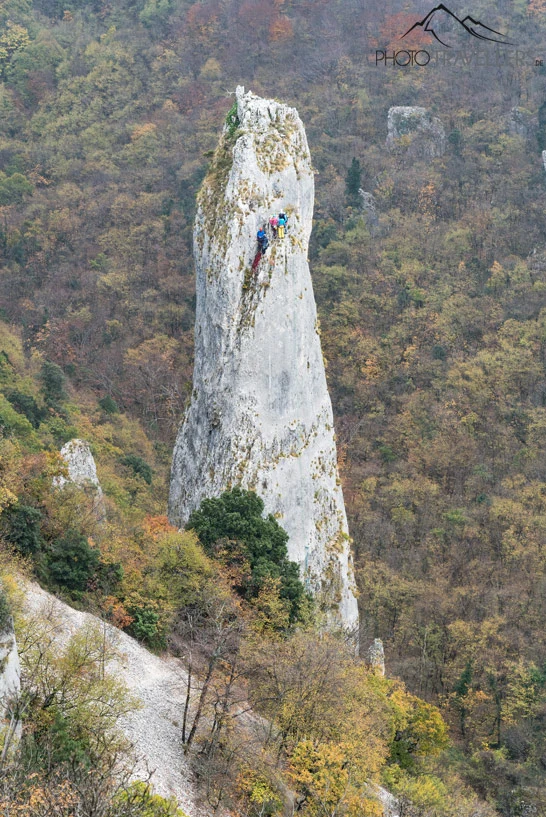Kletterer auf einer Felsnadel in der Schlucht Vela Draga