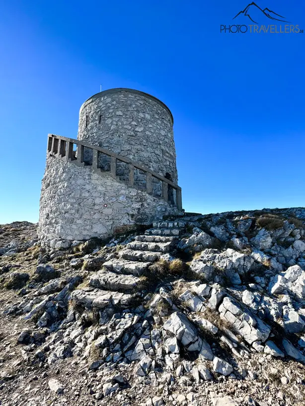 Der Turm auf dem Gipfel des Vojak