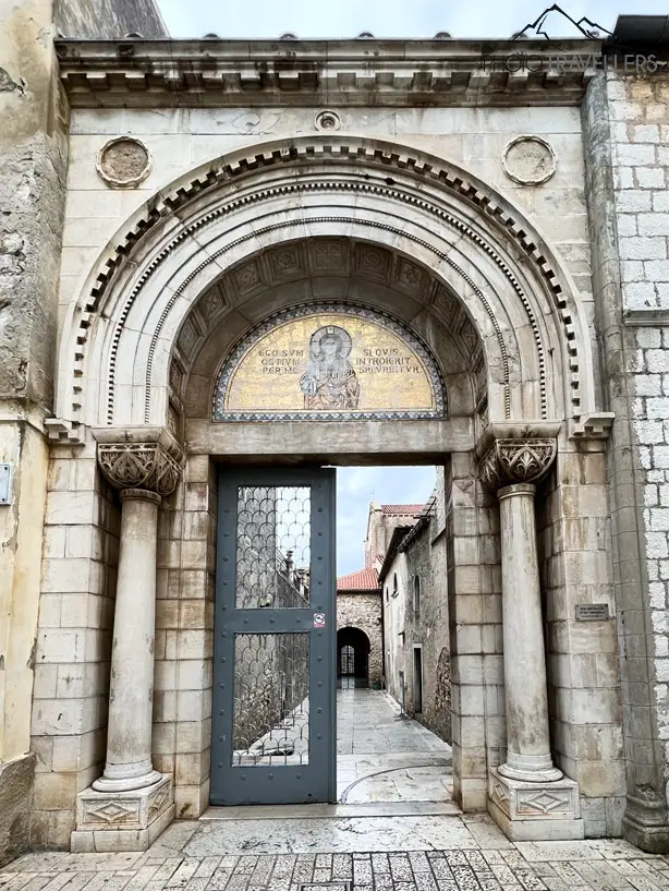 Der Eingang der Euphrasius-Basilika in Poreč