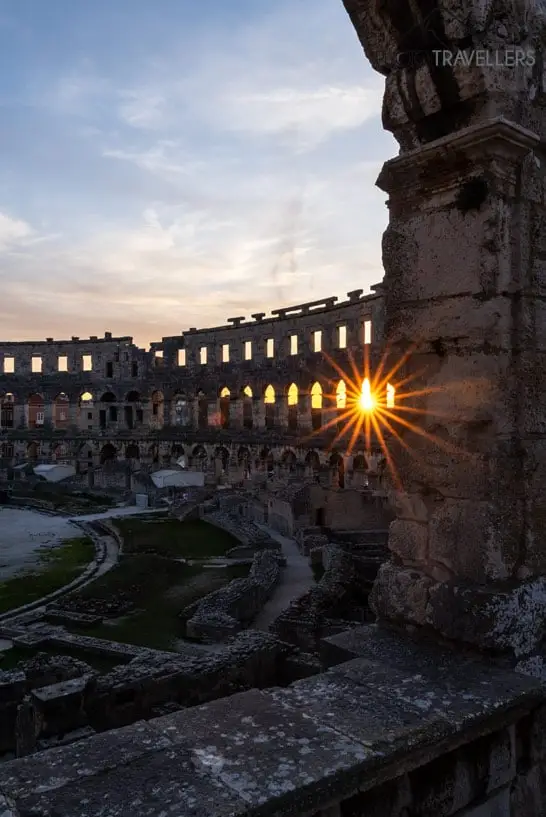 Das römische Amphitheater in Pula im Abendlicht