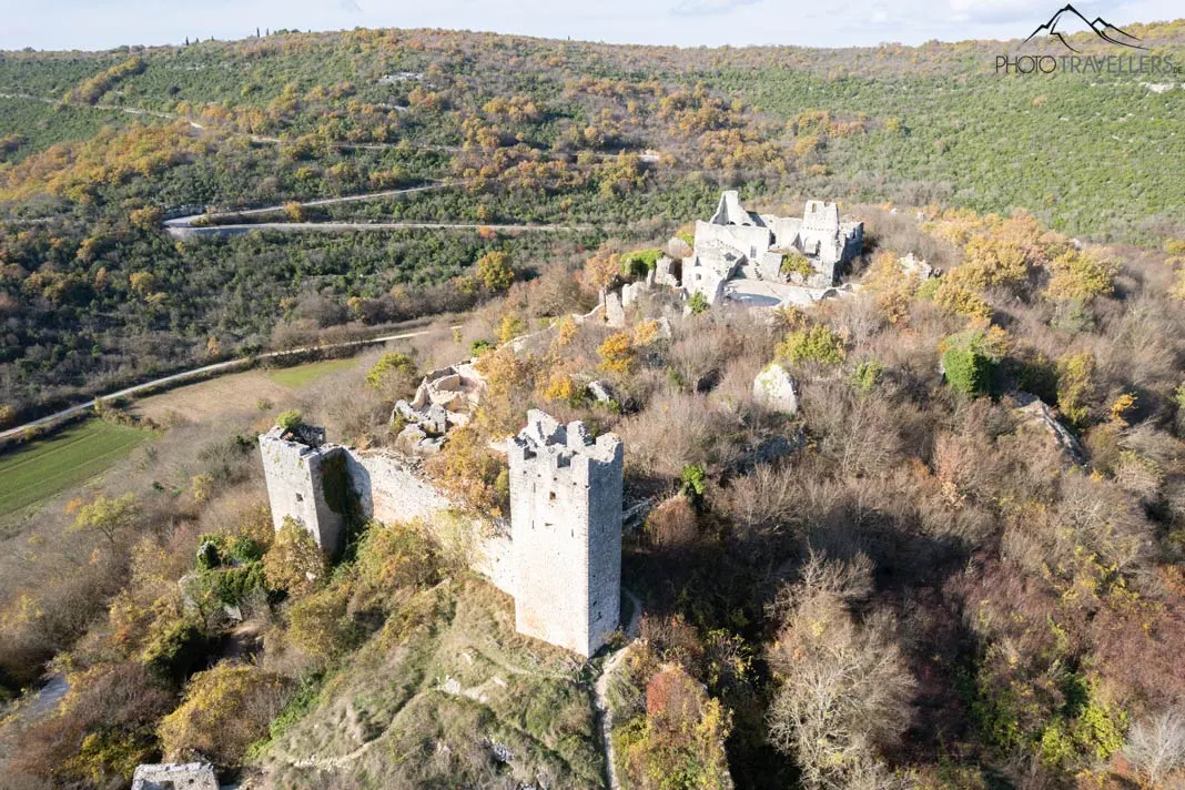 Die Ruinenstadt Dvigrad in Istrien aus der Luft aus gesehen