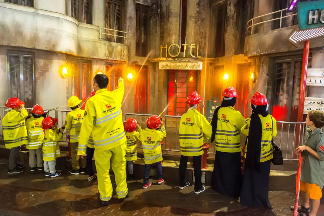 Kinder als Feuerwehrmänner verkleidet im Kidzania Dubai