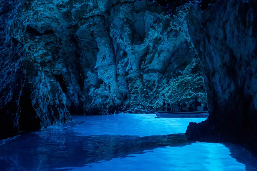 Ein Boot mit Touristen in der Blauen Grotte auf der Insel Biševo