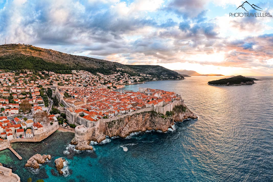 Die Altstadt von Dubrovnik mit der Stadtmauer aus der Luft