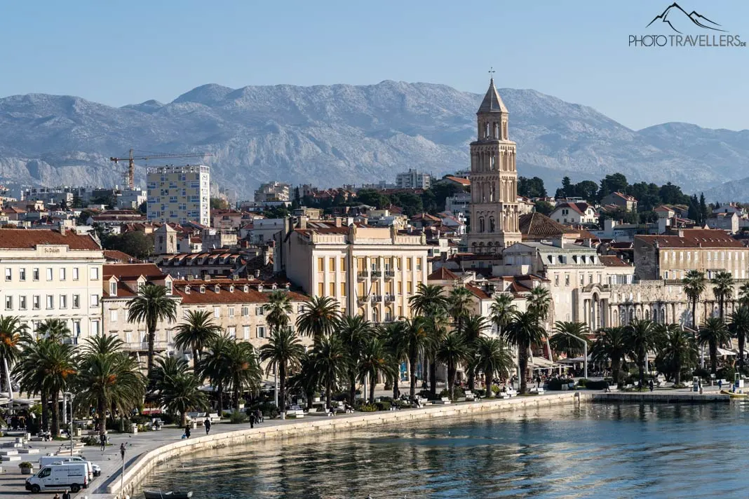 Der Blick übers Wasser auf die Riva und den Diokletianpalast in Split