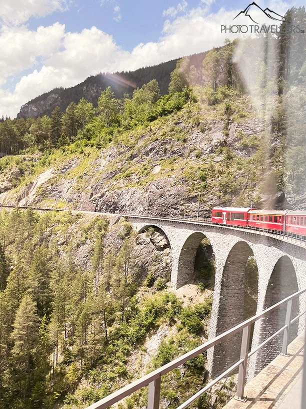 Bernina Express über dem Landwasserviadukt