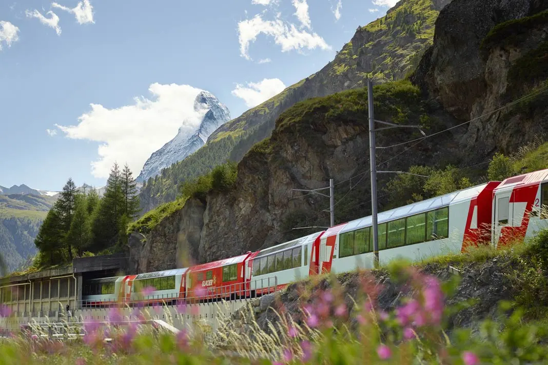 Der Glacier Express vor dem Matterhorn