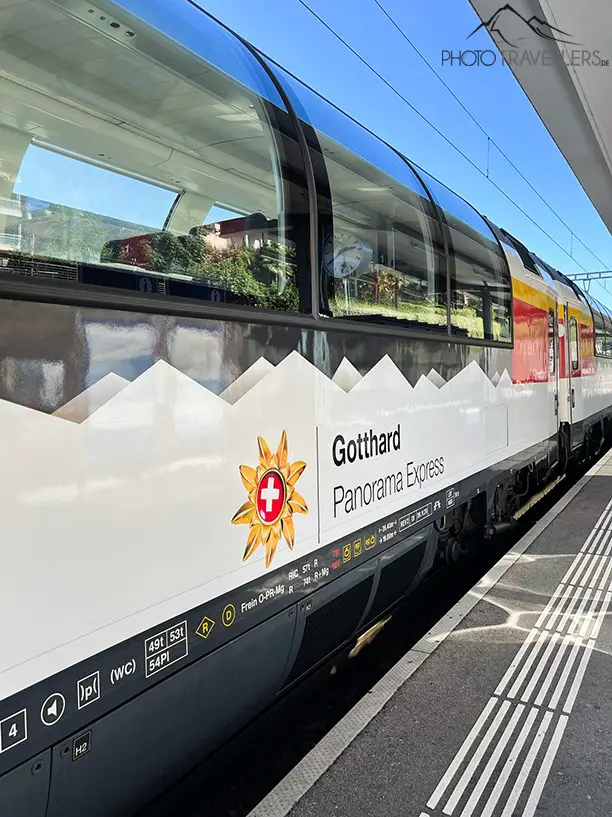 Panoramawagen im Bahnhof des Gotthard Panorama Express