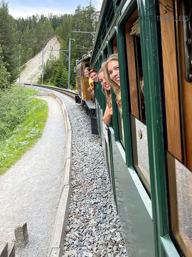 Frauen schauen aus dem Fenster der Eisenbahn Krokodil