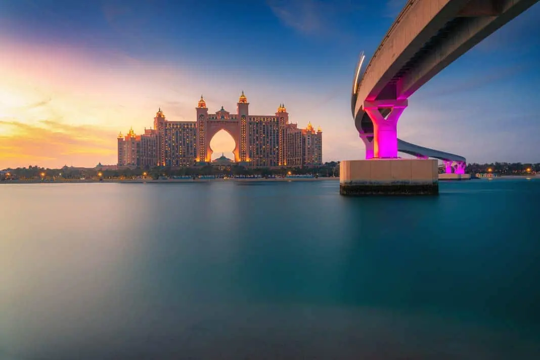 Blick auf das The Pointe Dubai mit langer Brücke und beleuchtetem Hotel