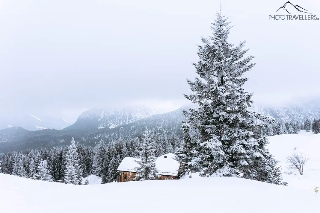 Eine Hütte auf dem Hohen Kranzberg im Winter im Schnee