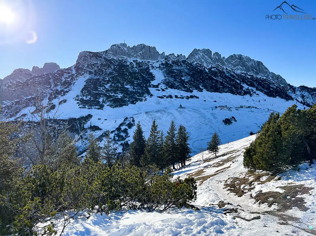 Der Blick auf den Kampenwand-Gipfel im Winter