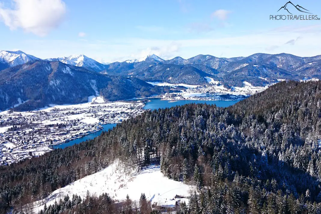 Der Blick in die Berge und über den Tegernsee im Winter