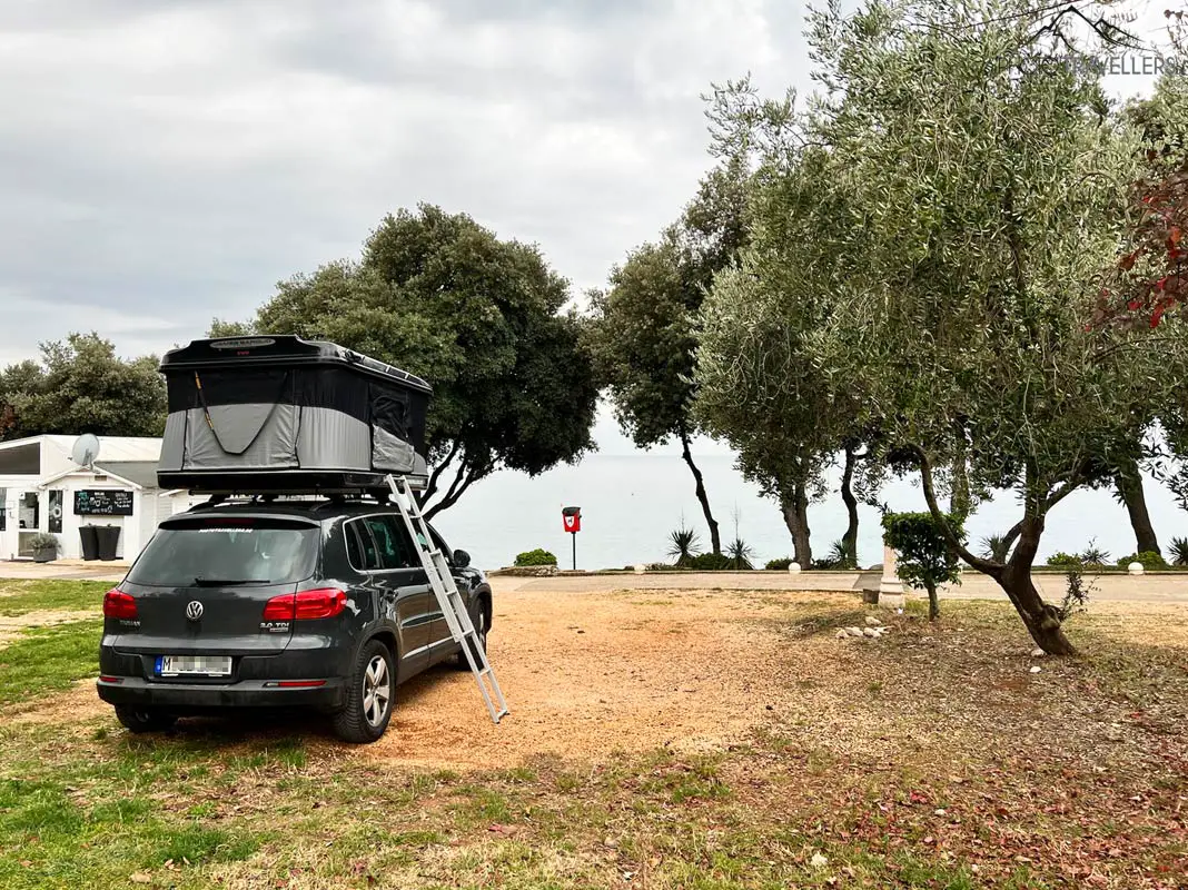 Ein VW Tiguan mit Dachzelt auf einem Campingplatz in Kroatien