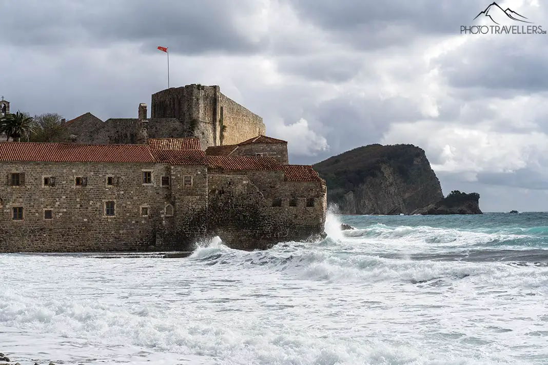 Die Festung an der Küste von Budva in Montenegro im Sturm