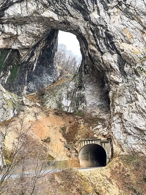 Ein Tunnel im Berg auf der Straße am Piva-Stausee