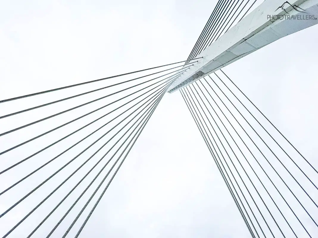 Pfeiler und Seile der Millennium-Brücke in Podgorica