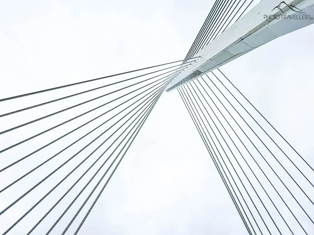 Pfeiler und Seile der Millennium-Brücke in Podgorica