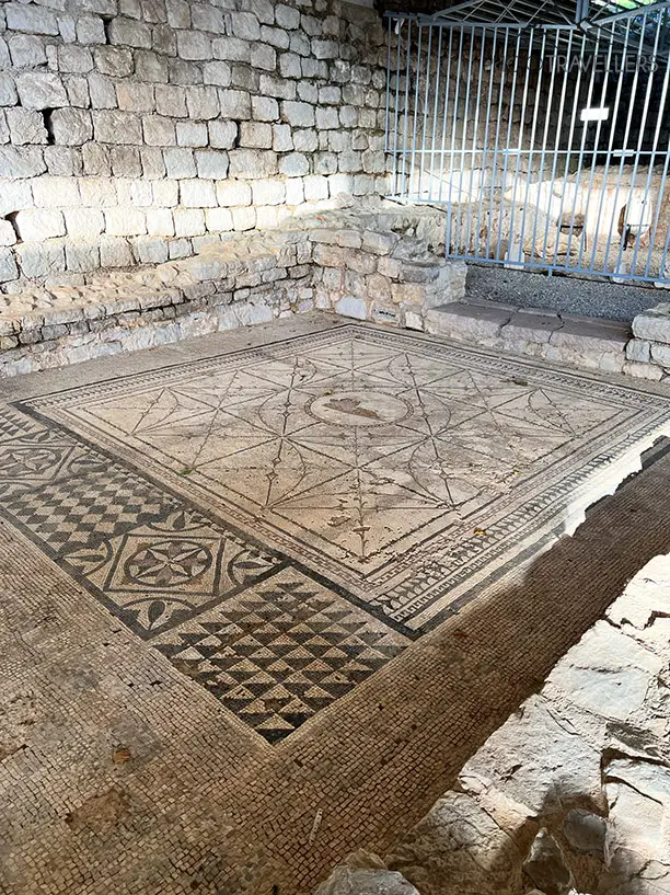 Ein großes römisches Mosaik im Museum von Risan