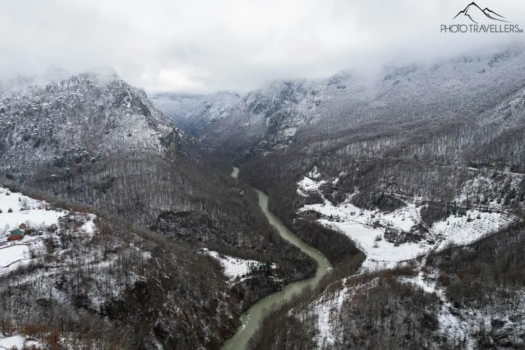 Die Tara-Schlucht in Montenegro im Winter aus der Luft