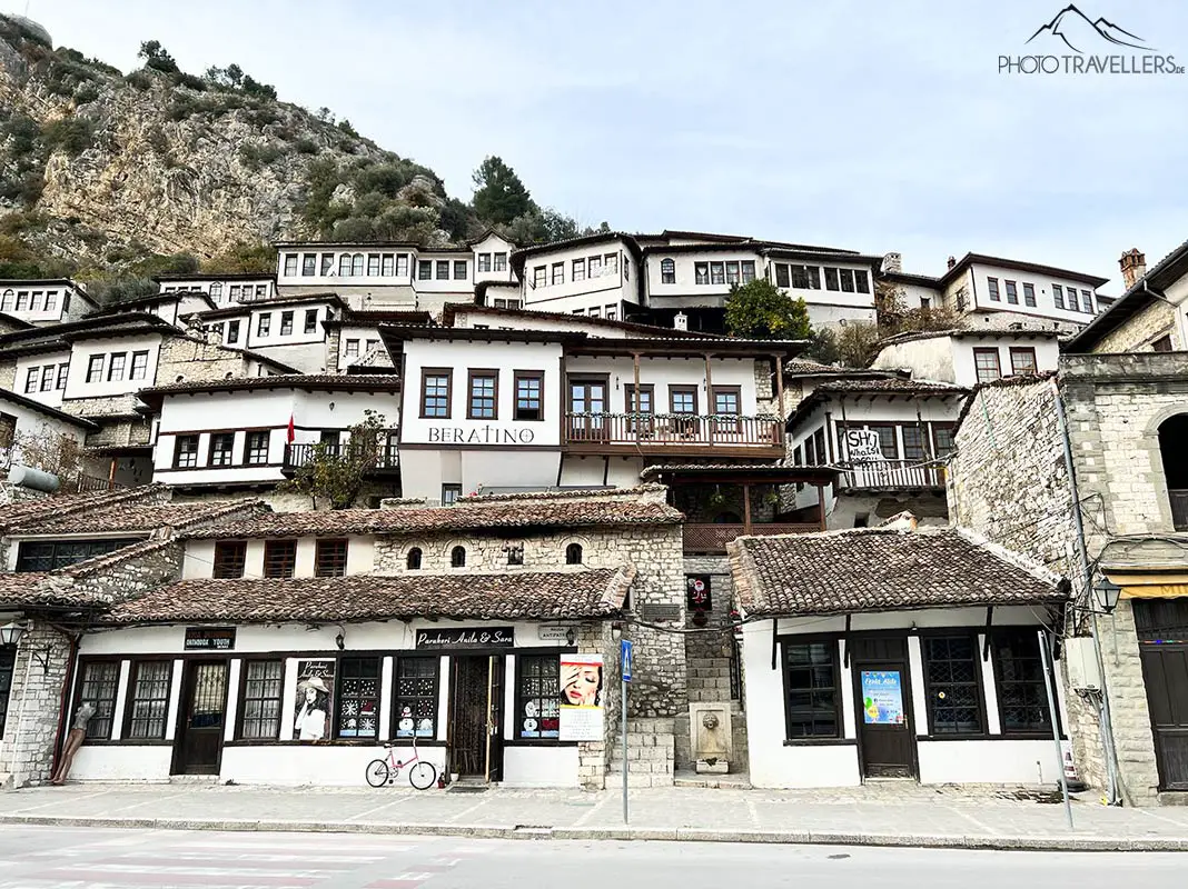 Blick auf die Häuser von Berat in Albanien