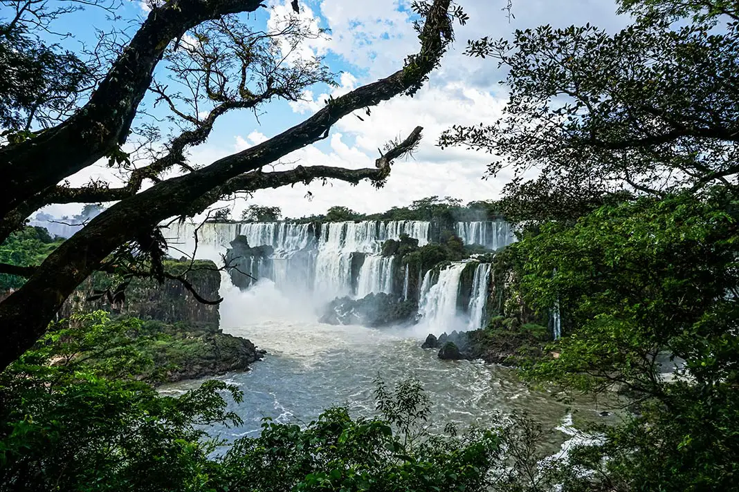 Die bekannten Iguazu Wasserfälle in Argentinien