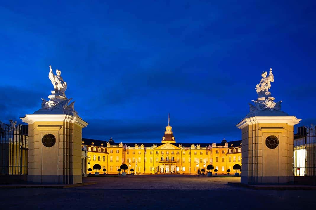 Das Schloss Karlsruhe bei Nacht