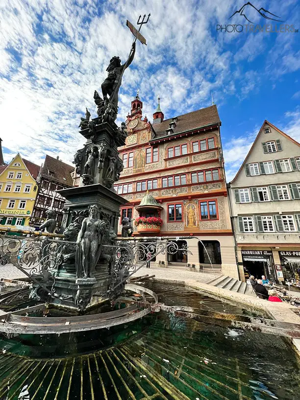 Das Rathaus in Tübingen mit Brunnen