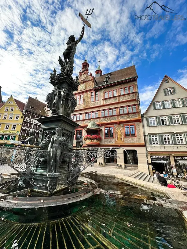 Das Rathaus in Tübingen mit Brunnen