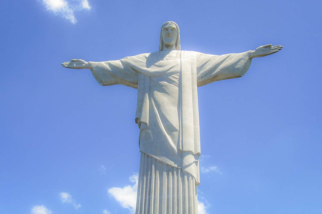 Die bekannte Christus Statue in Rio de Janeiro vor weiß blauem Himmel