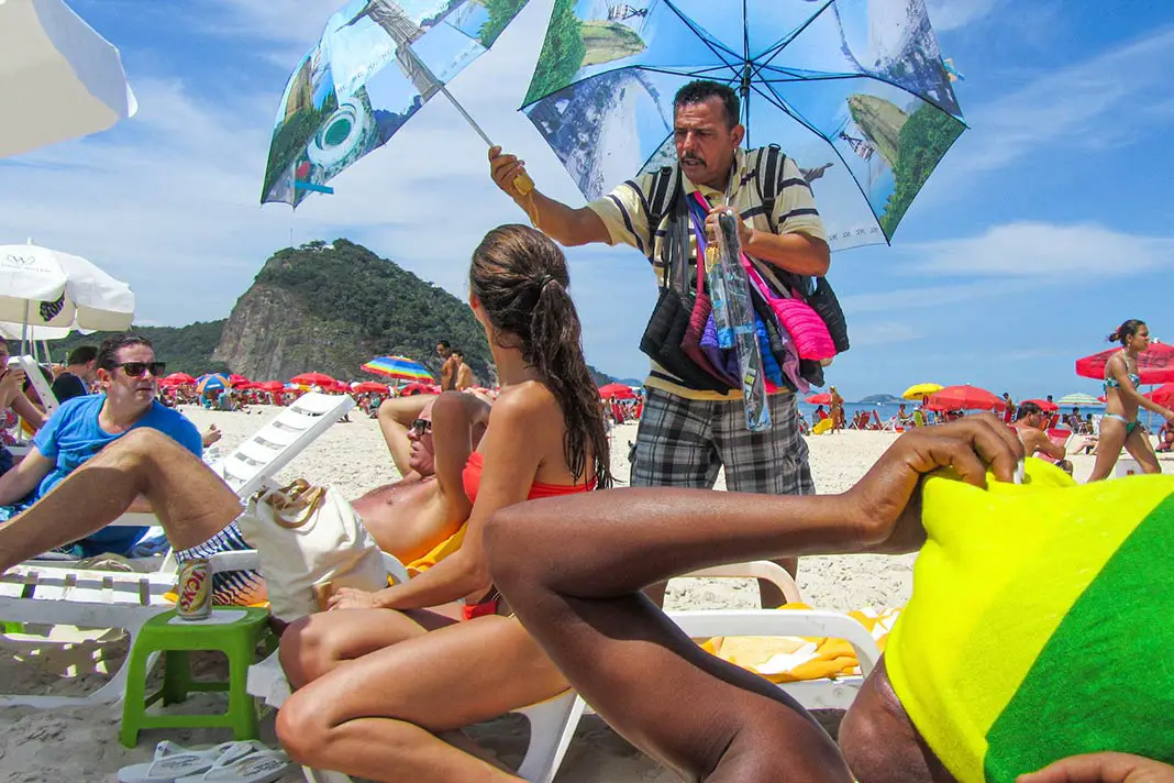 Ein verkäufer am Strand von Rio de Janeiro