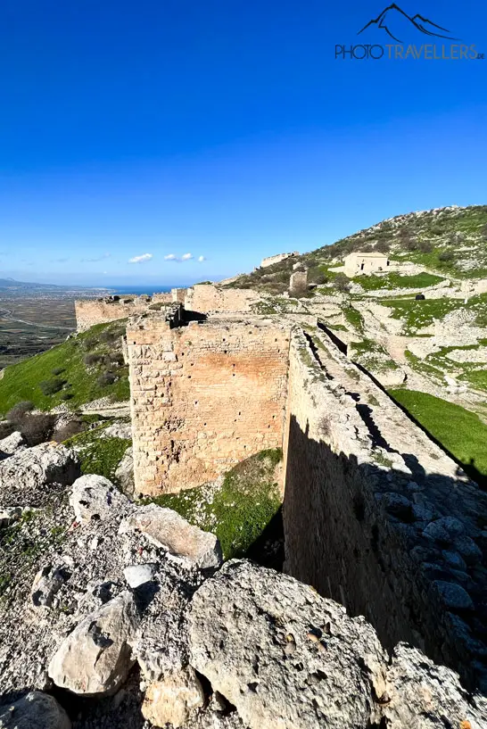 Die imposanten Mauern der alten Festung Akrokorinth