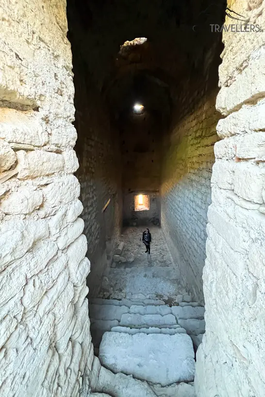 Reisebloggerin Biggi Bauer in einem riesigen Raum in der alten Festung Akrokorinth