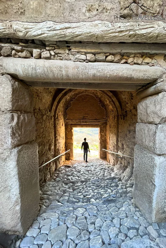 Reiseblogger Florian Westermann in einem Durchgang in der alten Festung Akrokorinth