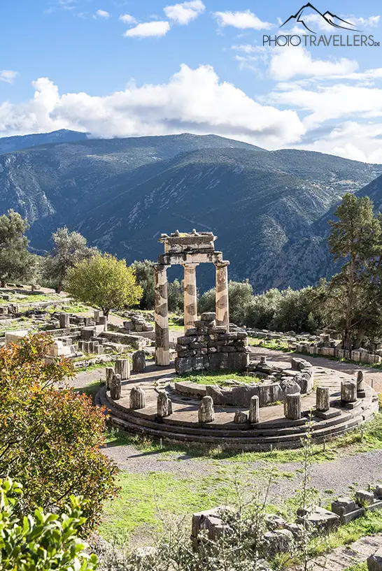 Blick auf den Tempel in Delphi mit Bergen im Hintergrund