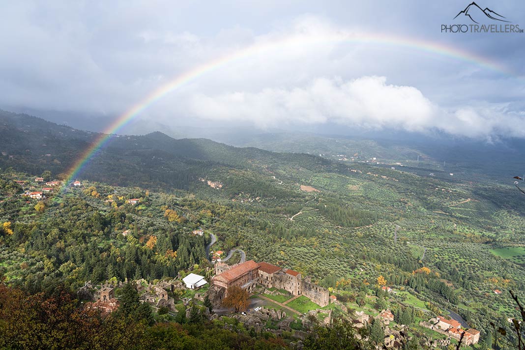 Der Blick von oben auf den Despotenpalast in der Ruinenstadt Mystras