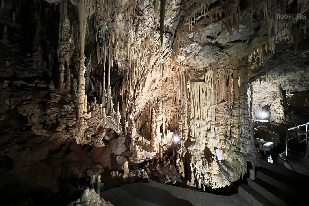 Im Inneren der Tropfsteinhöhle bei Pyrgos Dirou