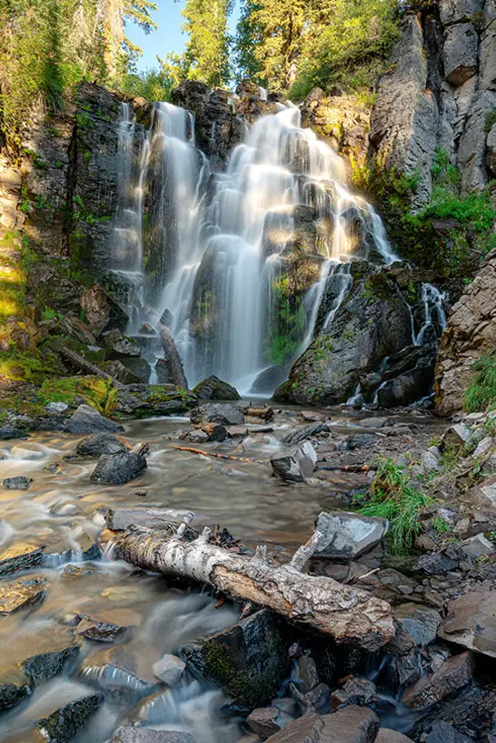 Der Wasserfall Kings Creek im Lassen Volcanic Nationalpark in Kalifornien