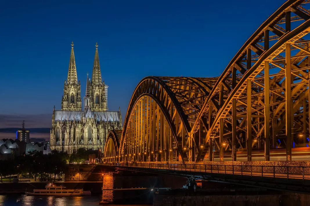 Der Blick auf die Hohenzollernbrücke mit dem Kölner Dom im Hintergrund