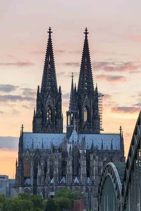 Der Blick auf den Kölner Dom im Dämmerlicht