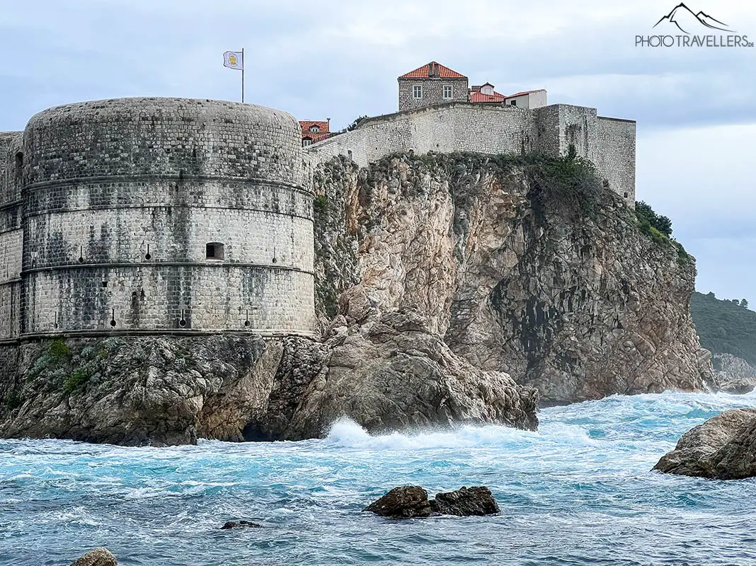 Der Blick vom Wasser auf die Bokar Festung in Dubrovnik