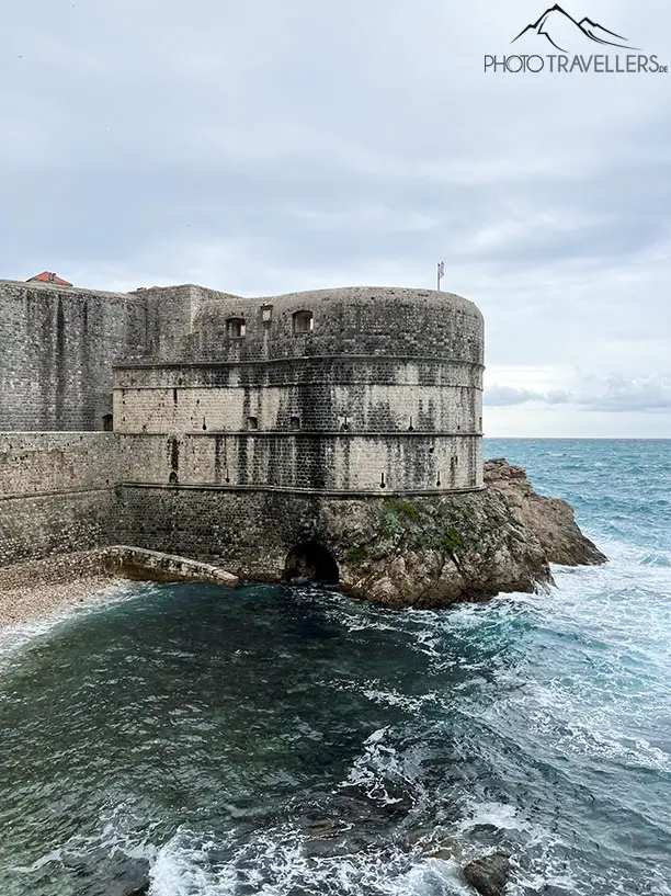 Blick auf die imposante Bokar Festung mit Meer