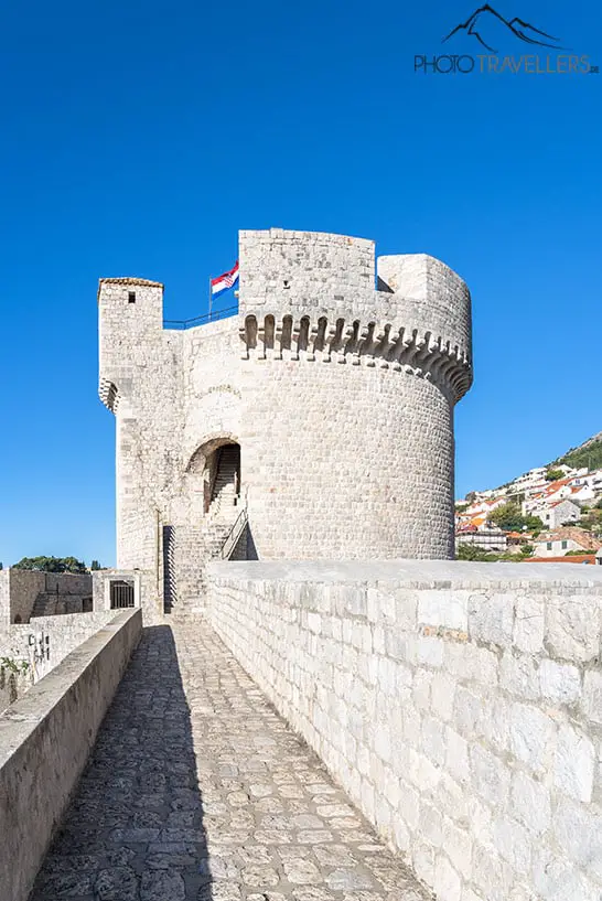 Blick von der Stadtmauer auf den Festungsturm Minčeta