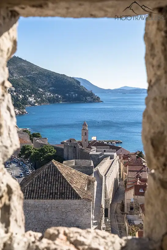 Der Blick von der Stadtmauer auf die Altstadt von Dubrovnik mit dem Meer