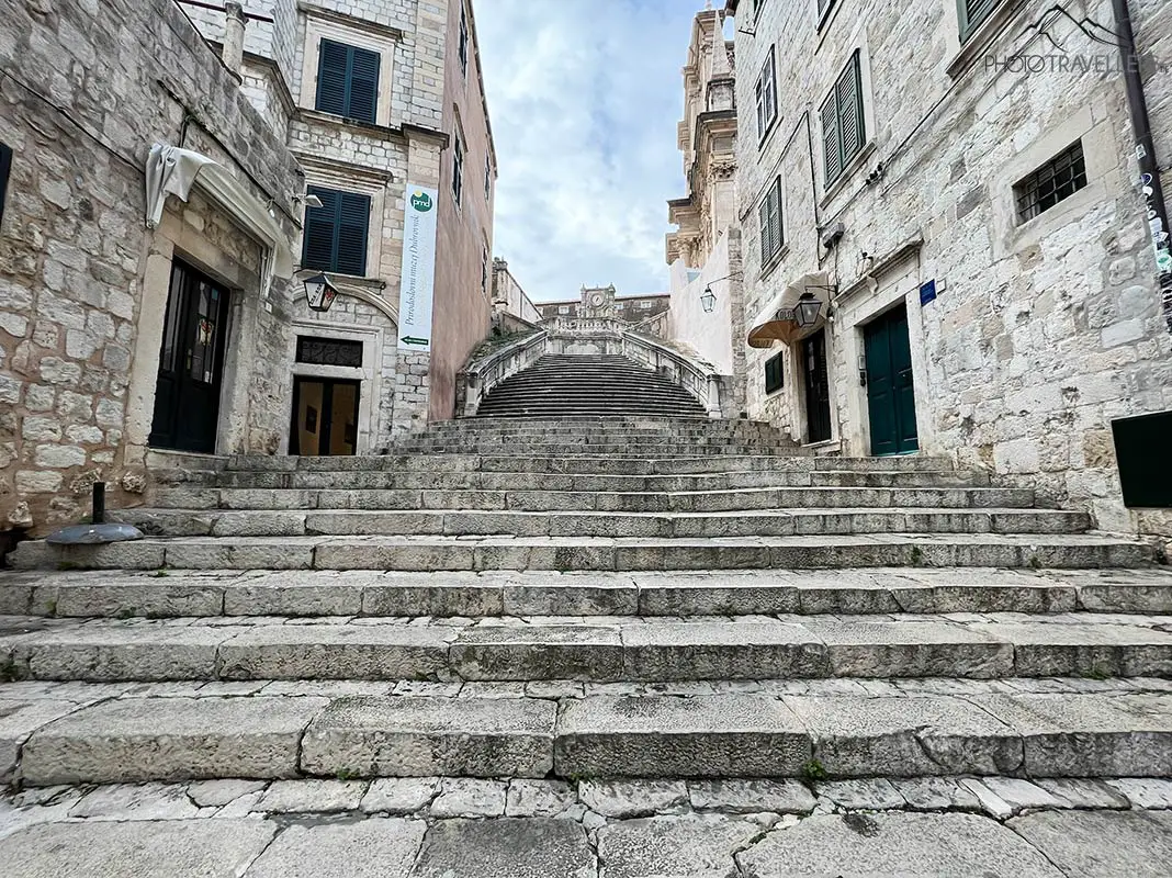 Blick auf die imposanten Stufen der Jesuitentreppe in Dubrovnik