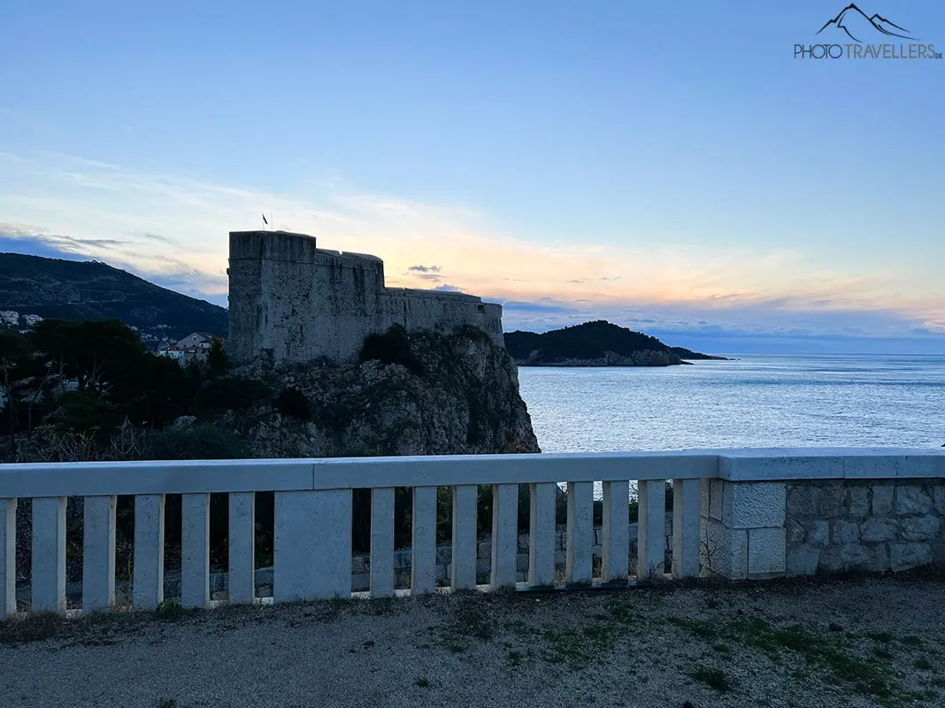 Das weiße Geländer vom Gradac Park in Dubrovnik mit Blick auf die Festung Lovrijenac 