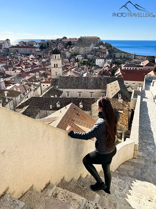 Biggi auf der Stadtmauer von Dubrovnik mit tollem Ausblick