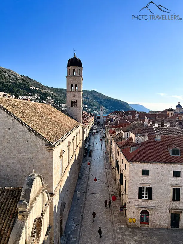 Blick von oben auf die Stradun - die große Straße in Kroatien