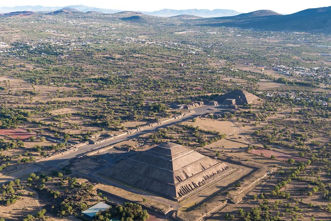 Blick von oben aus dem Flugzeug auf Teotihuacan