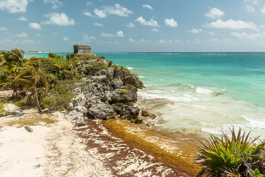 Blick auf eine Maya-Ruine mit Strand in Yucatan